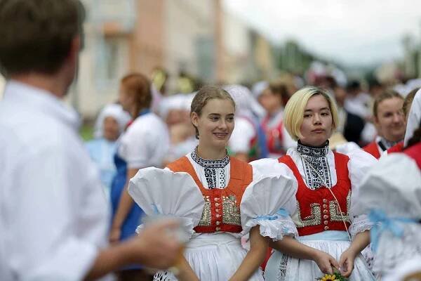 Kyjovské dožínky jsou tradiční folklorní akcí. Průvod v tradičních krojích prošel městem s několika zastávkami za doprovodu dechové hudby.