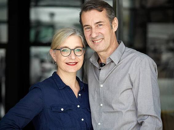 Ein Porträtfoto von Judith und Walter Hess.