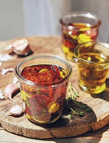 Naložená šťavnatá a příjemně nasládlá zkaramelizovaná cherry rajčata jsou delikátní pochoutkou