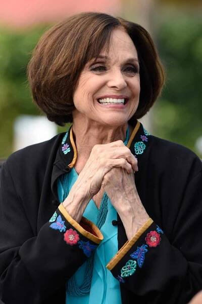 Ethan Peck And Valerie Harper On "Extra"