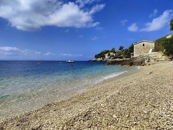 Polorobinzonská zátoka Tvrdni Dolac na ostrově Hvar