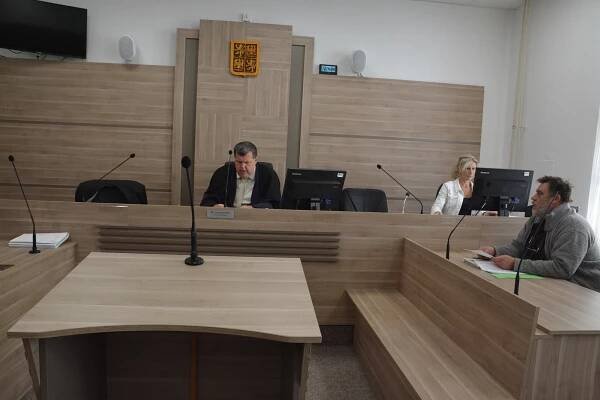 Skot žil ve výkalech, bez potravy. Farmář z Kozího Hrádku dostal u soudu trest