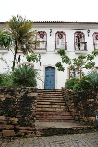 bezplatná Elegantní koloniální budova v Ouro Preto, Brazílie s tropickými rostlinami a kamennými schody. Základová fotografie