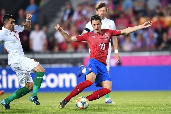 Začátek byl strašný, věděli zkušení zadáci. Velebili výkon kanonýra, který si v reprezentaci užívá důvěry