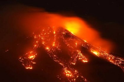 Majestátní Etna se probudila k životu a chrlí lávu. Nedalekou Katánii zasypal popel