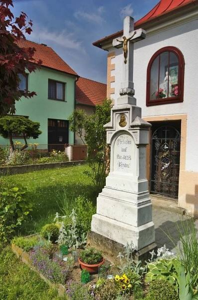 Soubor:Kříž před kaplí svaté Anny, Ráječko, okres Blansko.jpg – Wikipedie