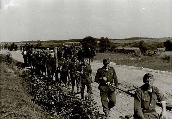 Bělorusko, zničení německé skupiny armád Střed. Po blízkém obklíčení opevněného Polocku Rudou armádou ustupují zbytky německého I. armádního sboru a 3. německé tankové armády do oblasti pobaltských států