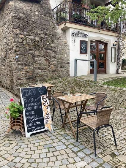 Ideální restaurační zahrádka v Jihlavě? Bez plastu a ohrazení, se dřevem, kovem či ratanem