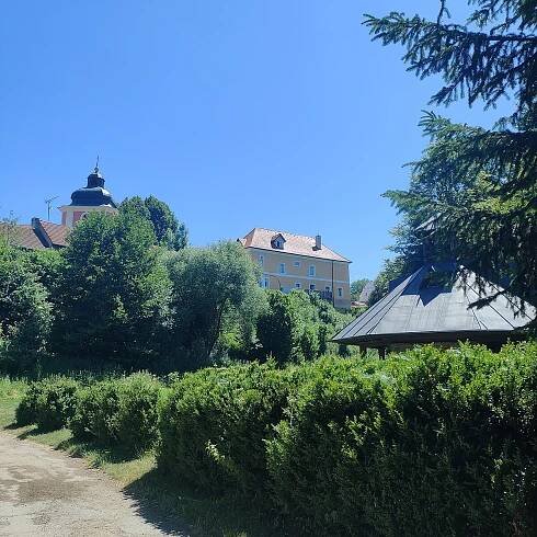Soubor:Pohled na poutní areál Hrádek u Vlašimi (Ctiboř) od poutní kaple s pramenem.jpg