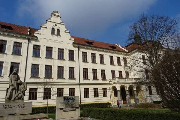 Fotogaléria • Gymnázium Benešov (Historická budova) • Mapy.com
