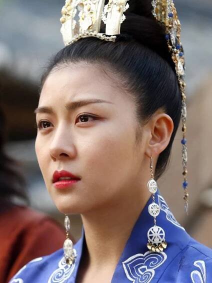 Ha Ji-Won as Empress Ki in captivating traditional Korean attire. Wallpaper