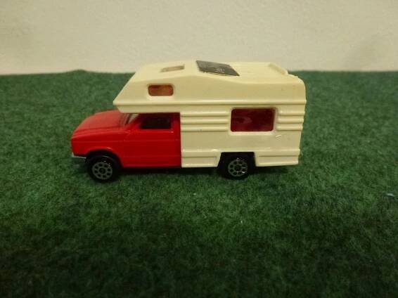 Model automobilu CAMPING CAR MAJORETTE