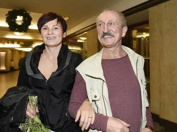 Oldřicha Navrátila můžete vidět v kutilském pořadu, do kterého vkládá i svoje nápady z chaty na Vysočině, kde rád zahrádkaří. On pěstuje zeleninu, manželka Monika květiny.