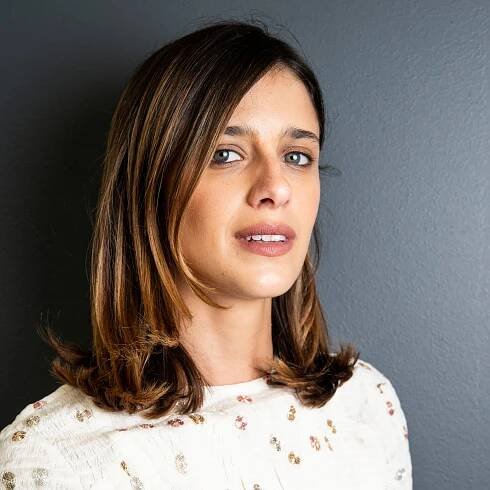 Benedetta Porcaroli con lo zaino Prada rende smart l'abito custom made: ecco l'ultimo look visto a Venezia