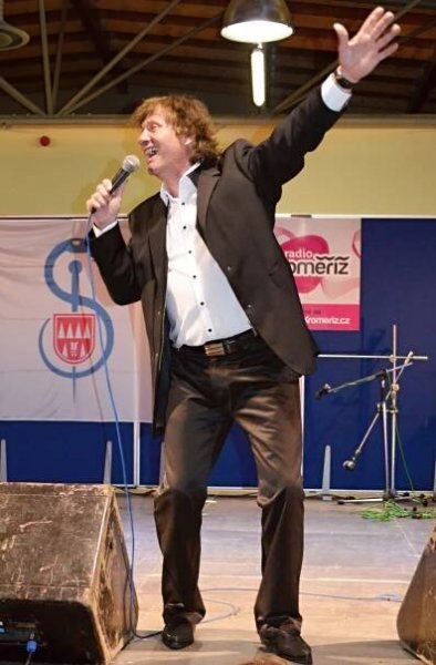Peter Cmorik na Benefici Kroměřížské nemocnice | Rádio Kroměříž