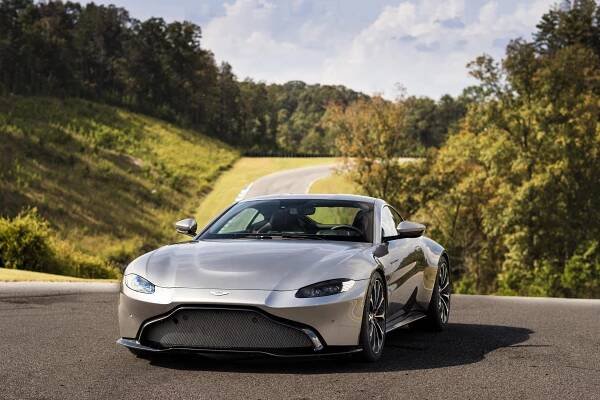Nový Aston má motor z Mercedesu a zajímavou cenu