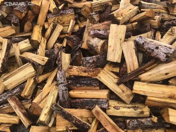 Měkké listnaté palivové štípané dřevo na uskladněn