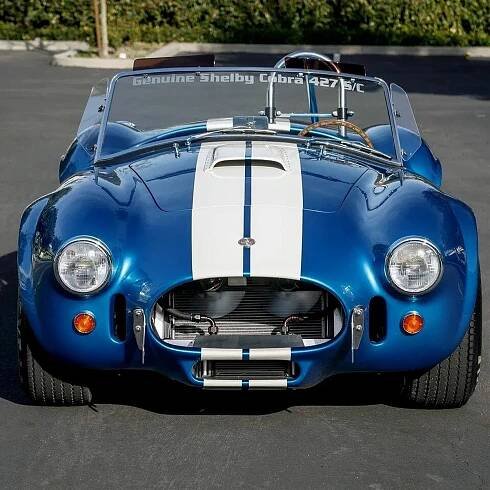 K mání je 1 z 50 pokračovatelů Shelby Cobra 427 S/C, které postavil Shelby