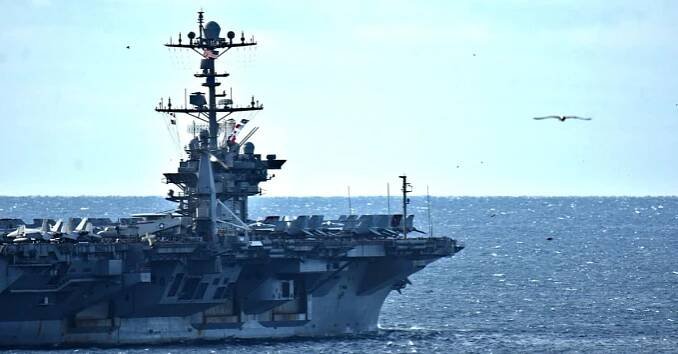 Střet obra s trpaslíkem: Jaderná letadlová loď USA se v Egyptě srazila s obchodním plavidlem