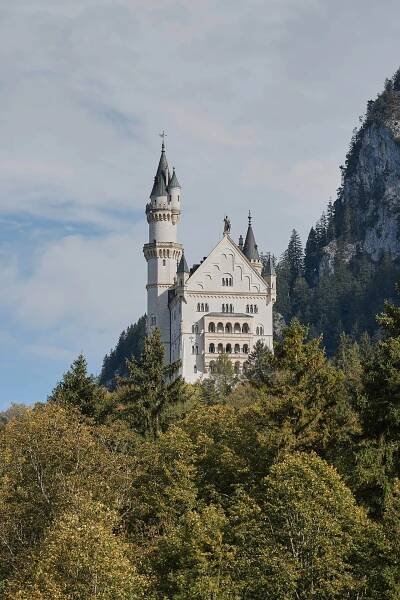 Das Schloss Neuschwanstein mit Turmspitze umgeben von Bäumen