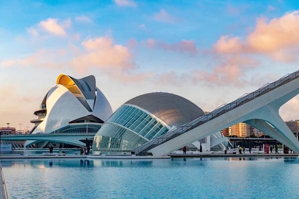Moderní městská památka města Valencie - parkový komplex Ciudad de las Artes y las Ciencias, Valencie, Španělsko stock fotka