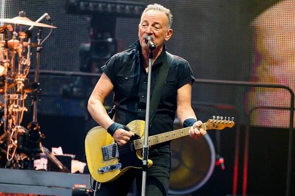 Bruce Springsteen (73) vyděsil fanoušky: Během koncertu upadl na pódiu