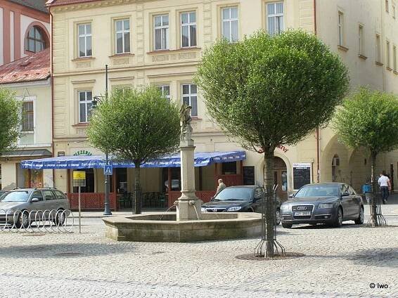 Kašna se sochou svatého Floriána v Chomutově na náměstí 1. máje – cokolivokoli.cz