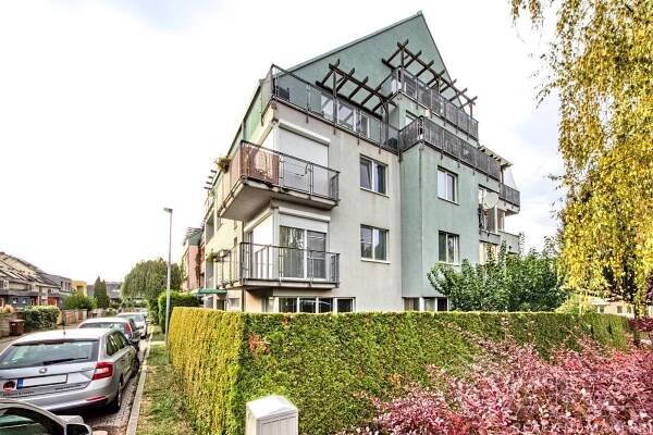 Pronájem slunného 3+kk s balkónem a parkováním – QARA