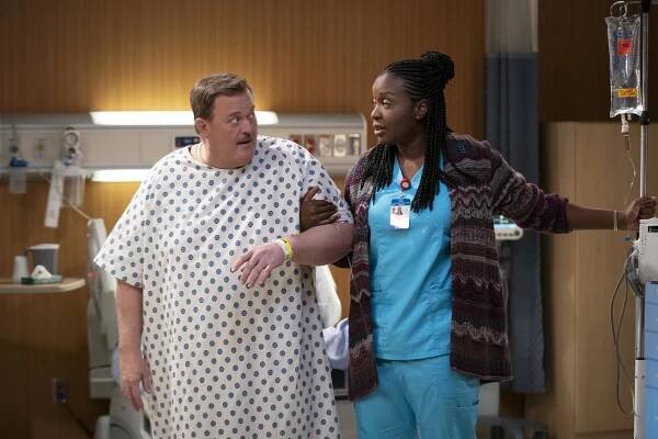 Bob miluje Abisholu - Pilot - Z filmu - Billy Gardell, Folake Olowofoyeku
