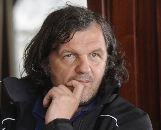Kusturica točí s Bellucciovou v Bosně. Vojáky jim zatím nepůjčí