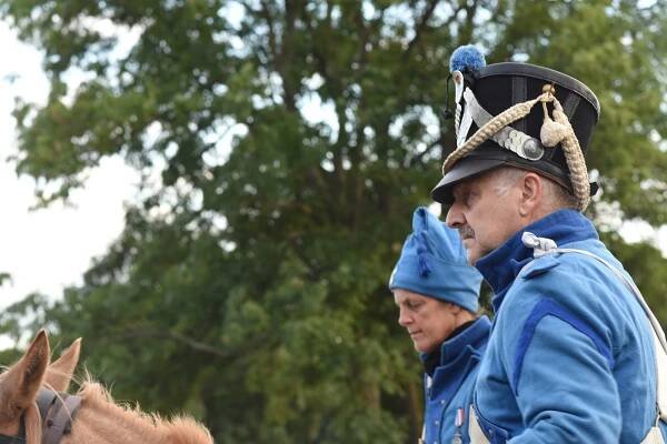 FOTO: Podívejte se na vojáky z bitvy. Z Chlumce v pátek vyrazil průvod
