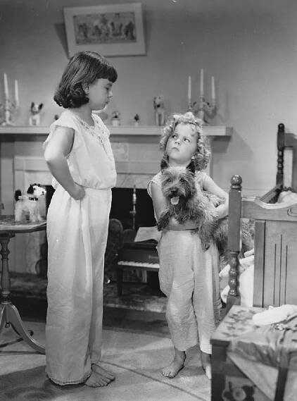 FOTO: Jane Withers si zahrála s Shirley Temple ve filmu Zářící oči. – stránka 30