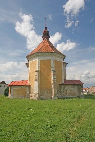 pohled na kostel svatého Vavřince ve Svinčanech