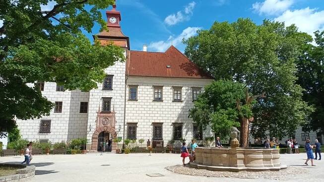 Nádvoří zámku v Třeboni o víkendu žilo, přijela historická auta