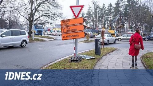 Odklad uzavření mostu předešel kolapsu na silnici. Chodci však čekají na lávku - iDNES.cz