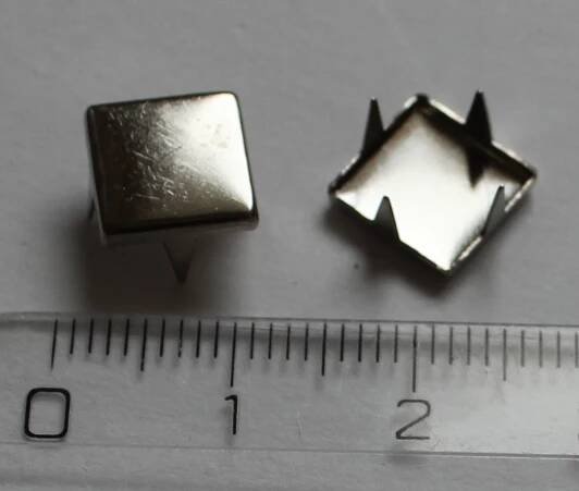 PYRAMÍDA PLOCHÁ 8 MM STRIEBORNÁ - Kovové pyramídy a pyramídky - HIRAX Shop