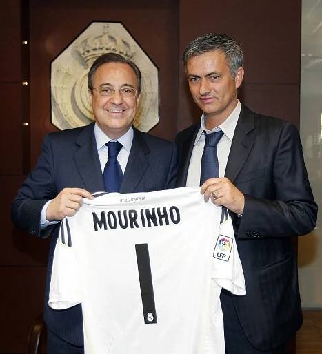 Zleva: Florentino Pérez a José Mourinho při podpisu smlouvy.
