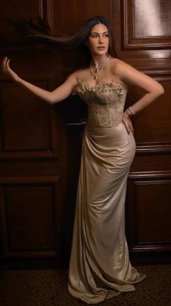 Amyra Dastur dazzles in a glamorous golden off-shoulder outfit