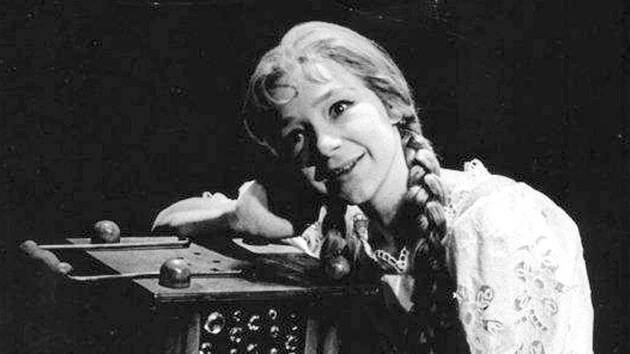 Zuzana Šavrdová jako Hanička ve hře Lucerna (1976)