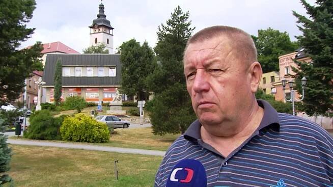 Důchodce napadl starostu jihočeského města nožem a sekyrou
