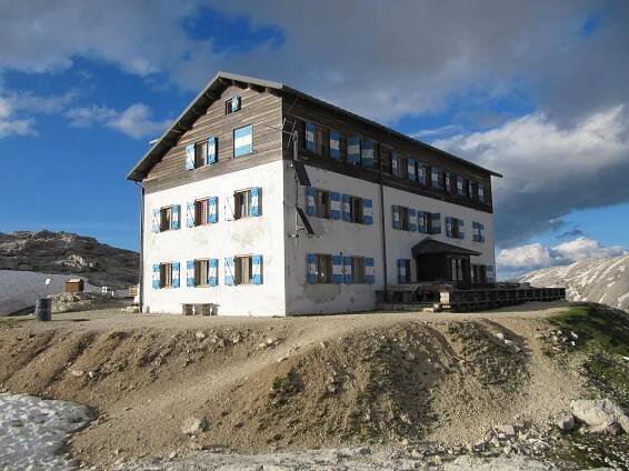 Soubor:Rifugio Pedrotti.JPG – Wikipedie