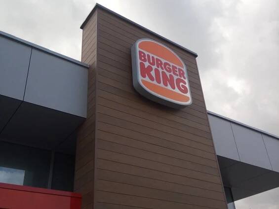 Retail Park Praha Štěrboholy - reklamní zařízení Burger King - PROST - orientační systémy 