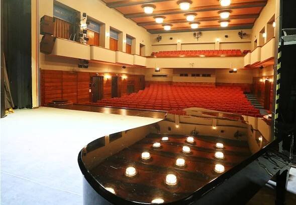 Lidé se v divadle v Hronově mohou podívat i do orchestřiště či do zvukařské kabiny