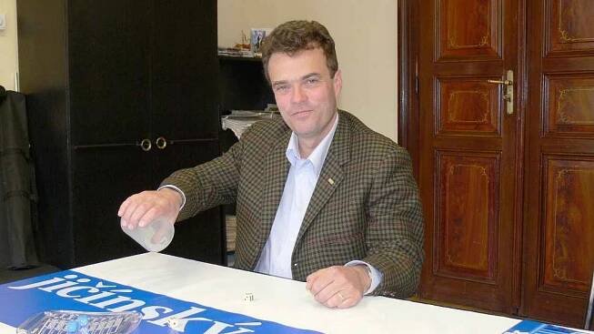 Tomáš Czernin v redakci Jičínského deníku.