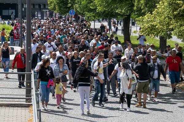 Pochod účastníků protestu, ke kterému se sešly desítky lidí před hlavním nádražím v Pardubicích kvůli konfliktu z předchozího dne, při kterém byl zraněn mladý Rom. Foto: David Taneček, ČTK