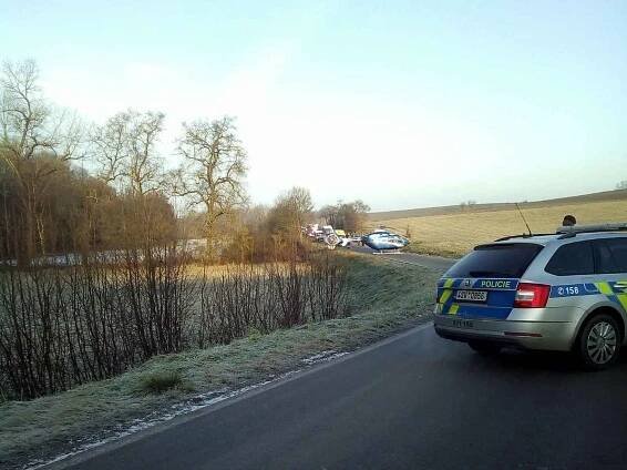 FOTO: Auto se dvěma malými dětmi skončilo v potoce, pomoci přiletěl i vrtulník