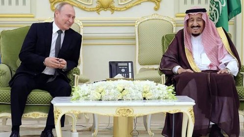 Ruský prezident Vladimir Putin (vlevo) a král Saúdské Arábie Salmán bin Abd...