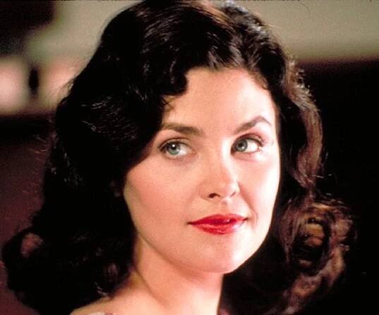 Sherilyn Fenn's Net Worth - How Wealthy is the actor? - 2 Rich 2 Famous