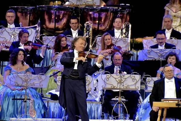 Král valčíků opět v Praze: André Rieu a jeho orchestr zahráli v O2 areně