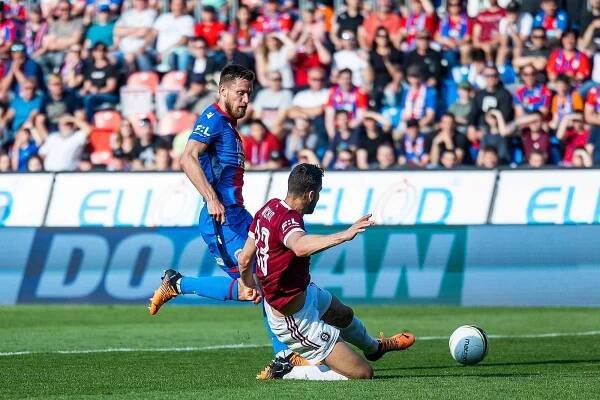 Viktoria Plzeň - Sparta Praha (v červeném), 8. května 2022.